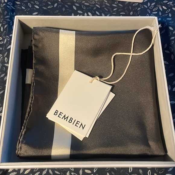 Brand new, still with tags, beautiful 100% silk Bembien scarf. Handmade in Italy - Picture 2 of 6